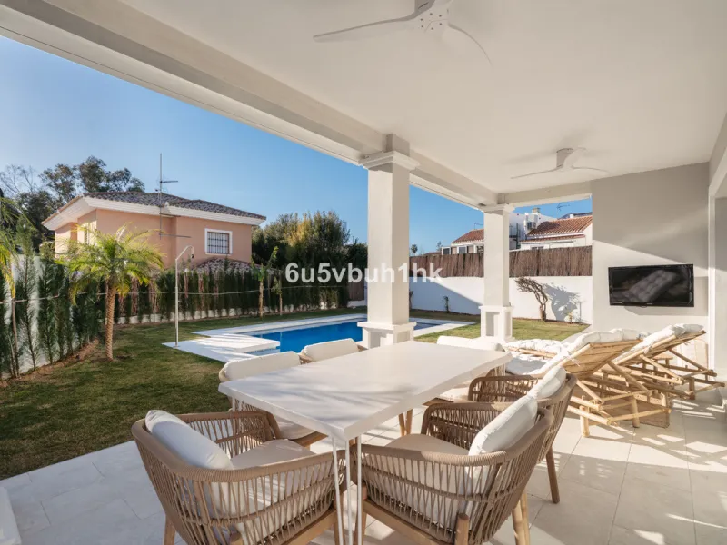 Welcome to a Home where everyday life feels like a holiday. Located on a quiet cul-de-sac in the sought-after area of Campo de Mijas, this property offers privacy, security and a true residential atmosphere – surrounded by permanent neighbours, not short-