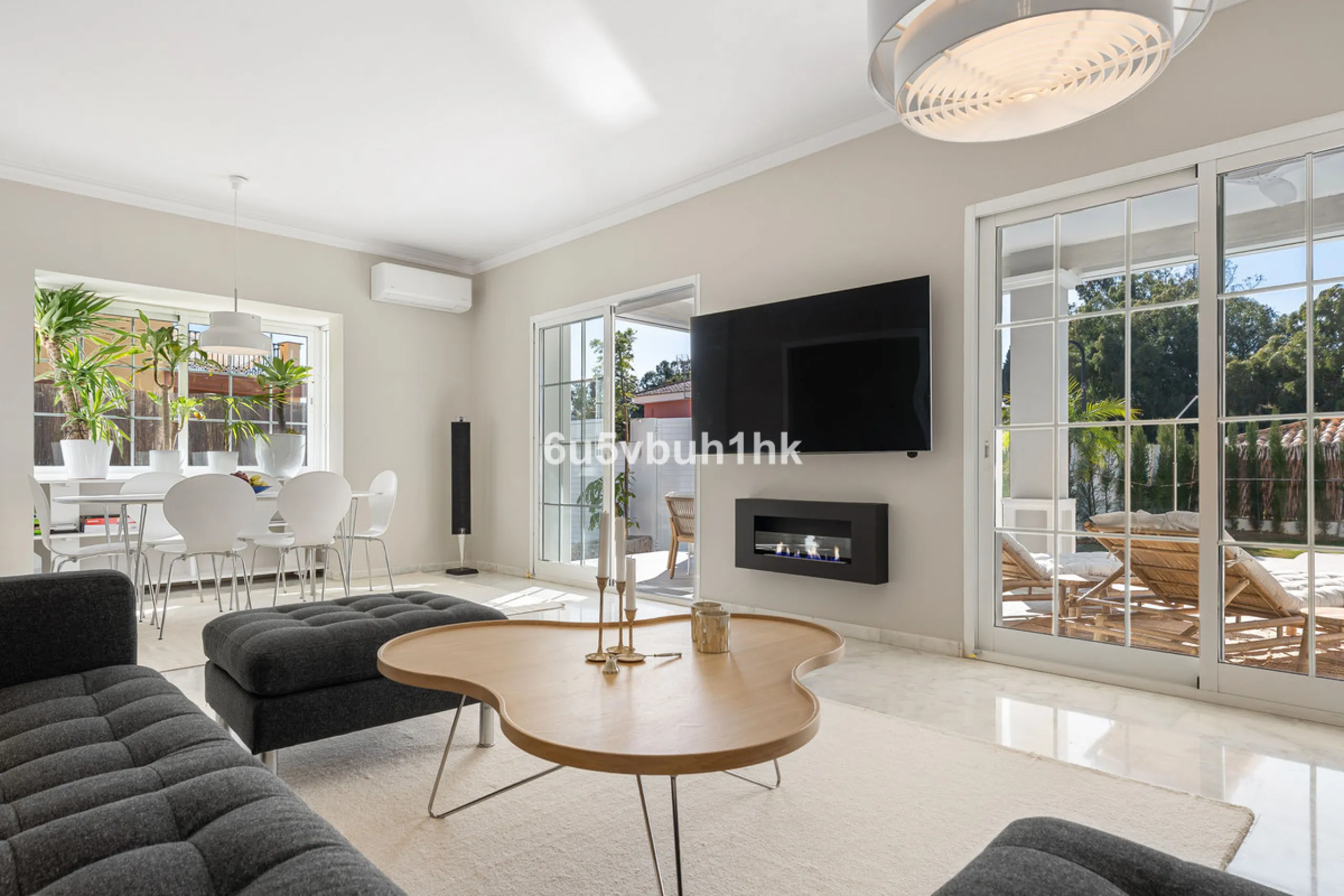 Welcome to a Home where everyday life feels like a holiday. Located on a quiet cul-de-sac in the sought-after area of Campo de Mijas, this property offers privacy, security and a true residential atmosphere – surrounded by permanent neighbours, not short-