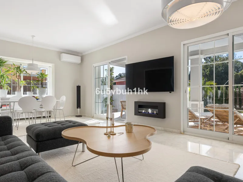 Welcome to a Home where everyday life feels like a holiday. Located on a quiet cul-de-sac in the sought-after area of Campo de Mijas, this property offers privacy, security and a true residential atmosphere – surrounded by permanent neighbours, not short-