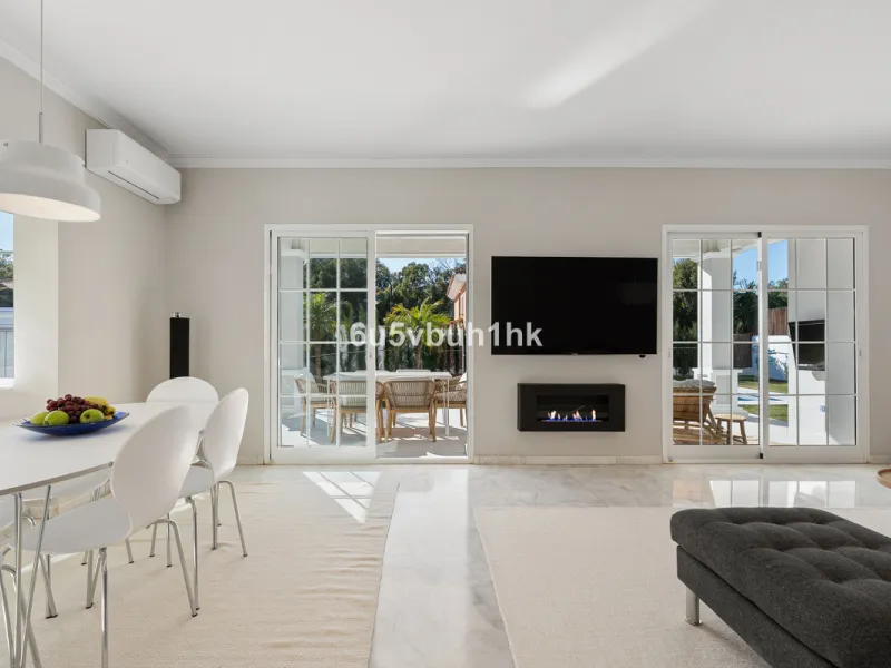 Welcome to a Home where everyday life feels like a holiday. Located on a quiet cul-de-sac in the sought-after area of Campo de Mijas, this property offers privacy, security and a true residential atmosphere – surrounded by permanent neighbours, not short-