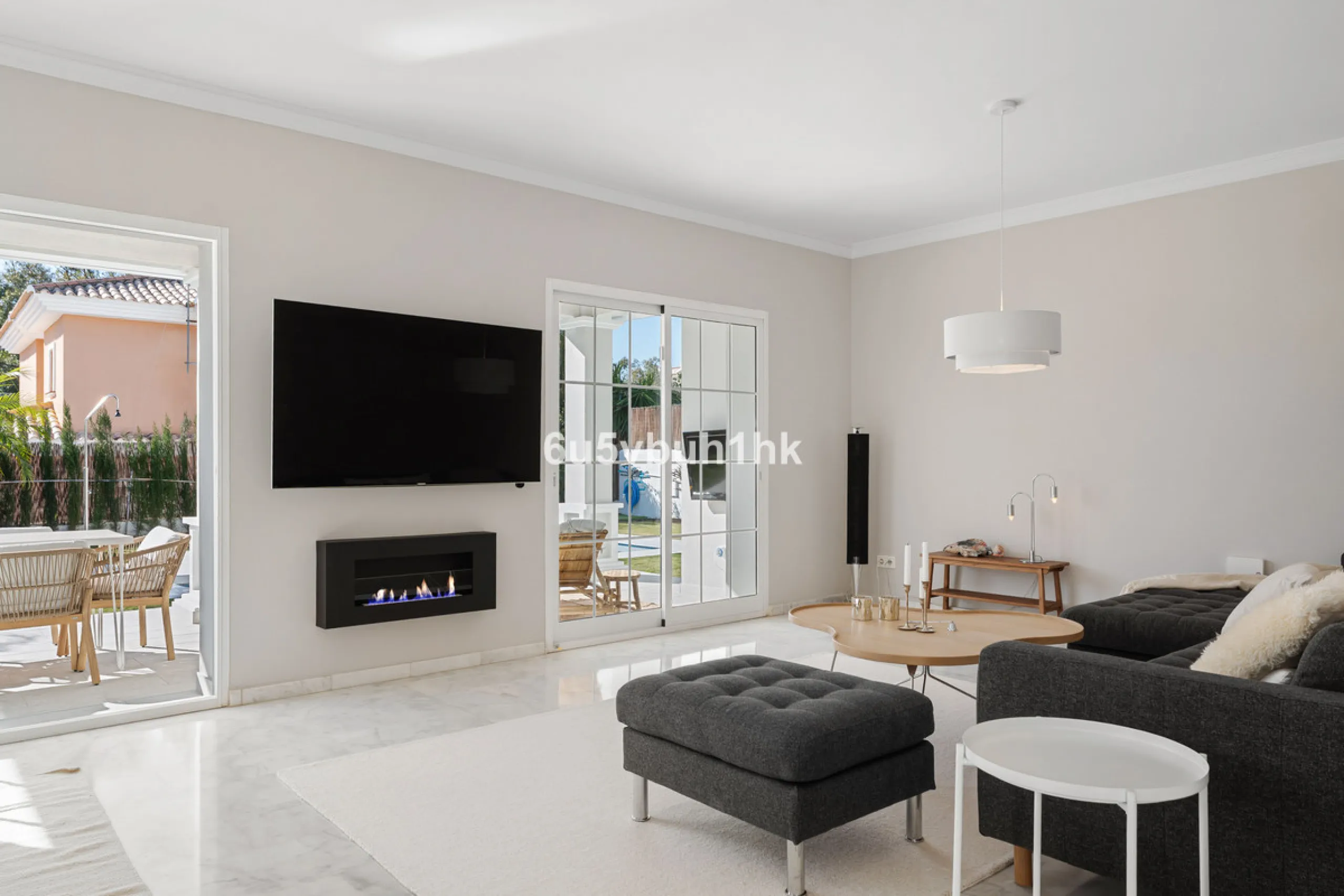 Welcome to a Home where everyday life feels like a holiday. Located on a quiet cul-de-sac in the sought-after area of Campo de Mijas, this property offers privacy, security and a true residential atmosphere – surrounded by permanent neighbours, not short-