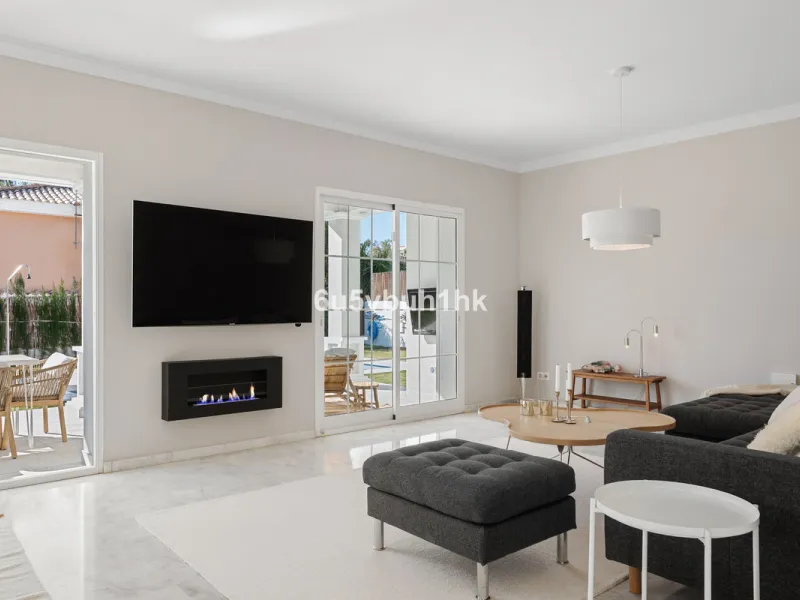 Welcome to a Home where everyday life feels like a holiday. Located on a quiet cul-de-sac in the sought-after area of Campo de Mijas, this property offers privacy, security and a true residential atmosphere – surrounded by permanent neighbours, not short-