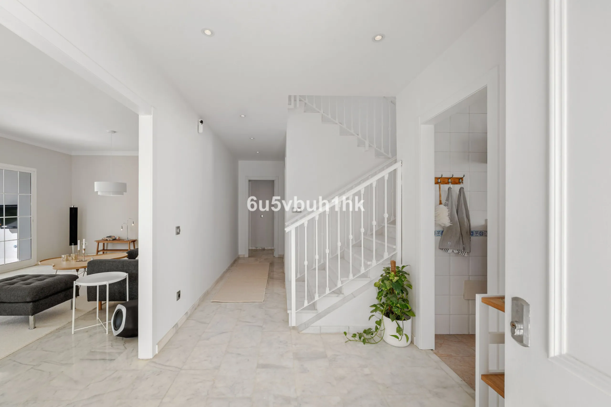 Welcome to a Home where everyday life feels like a holiday. Located on a quiet cul-de-sac in the sought-after area of Campo de Mijas, this property offers privacy, security and a true residential atmosphere – surrounded by permanent neighbours, not short-
