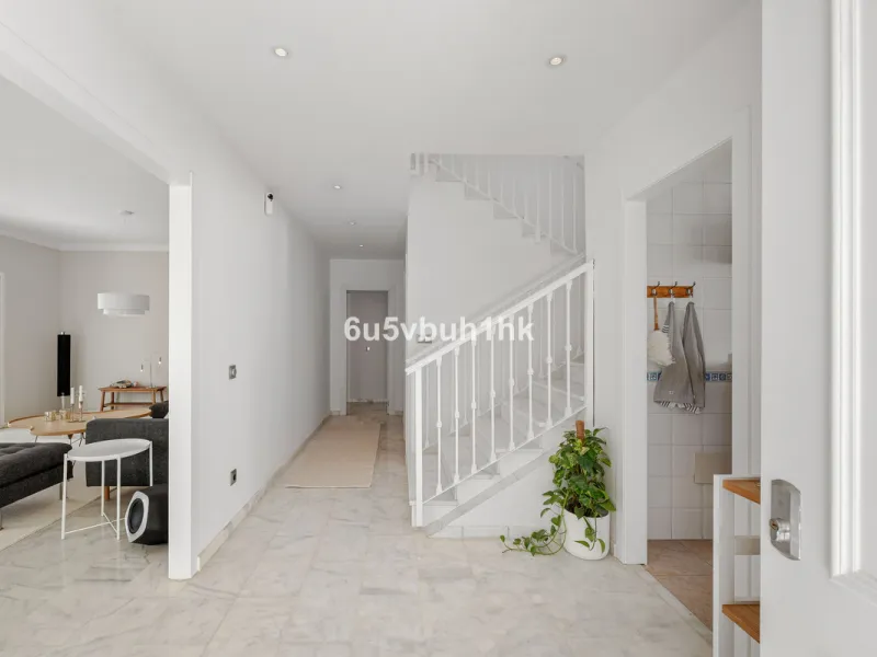 Welcome to a Home where everyday life feels like a holiday. Located on a quiet cul-de-sac in the sought-after area of Campo de Mijas, this property offers privacy, security and a true residential atmosphere – surrounded by permanent neighbours, not short-