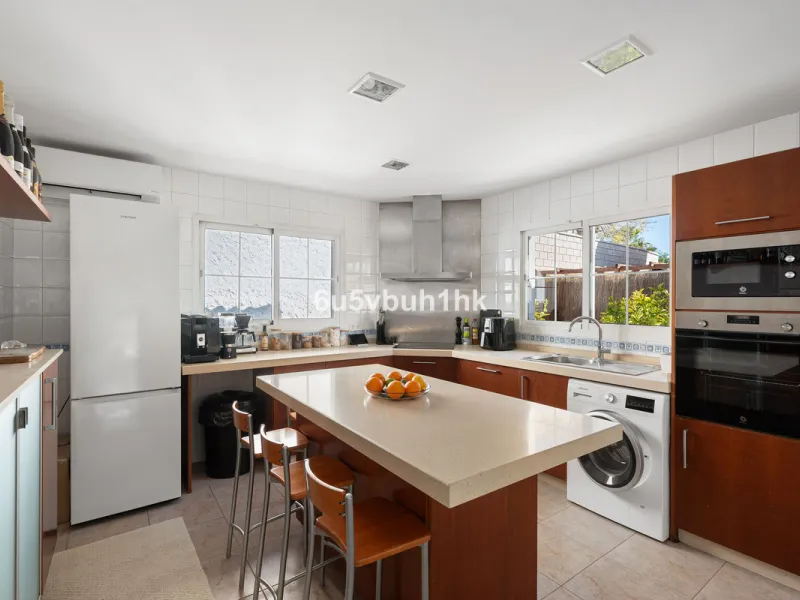 Welcome to a Home where everyday life feels like a holiday. Located on a quiet cul-de-sac in the sought-after area of Campo de Mijas, this property offers privacy, security and a true residential atmosphere – surrounded by permanent neighbours, not short-