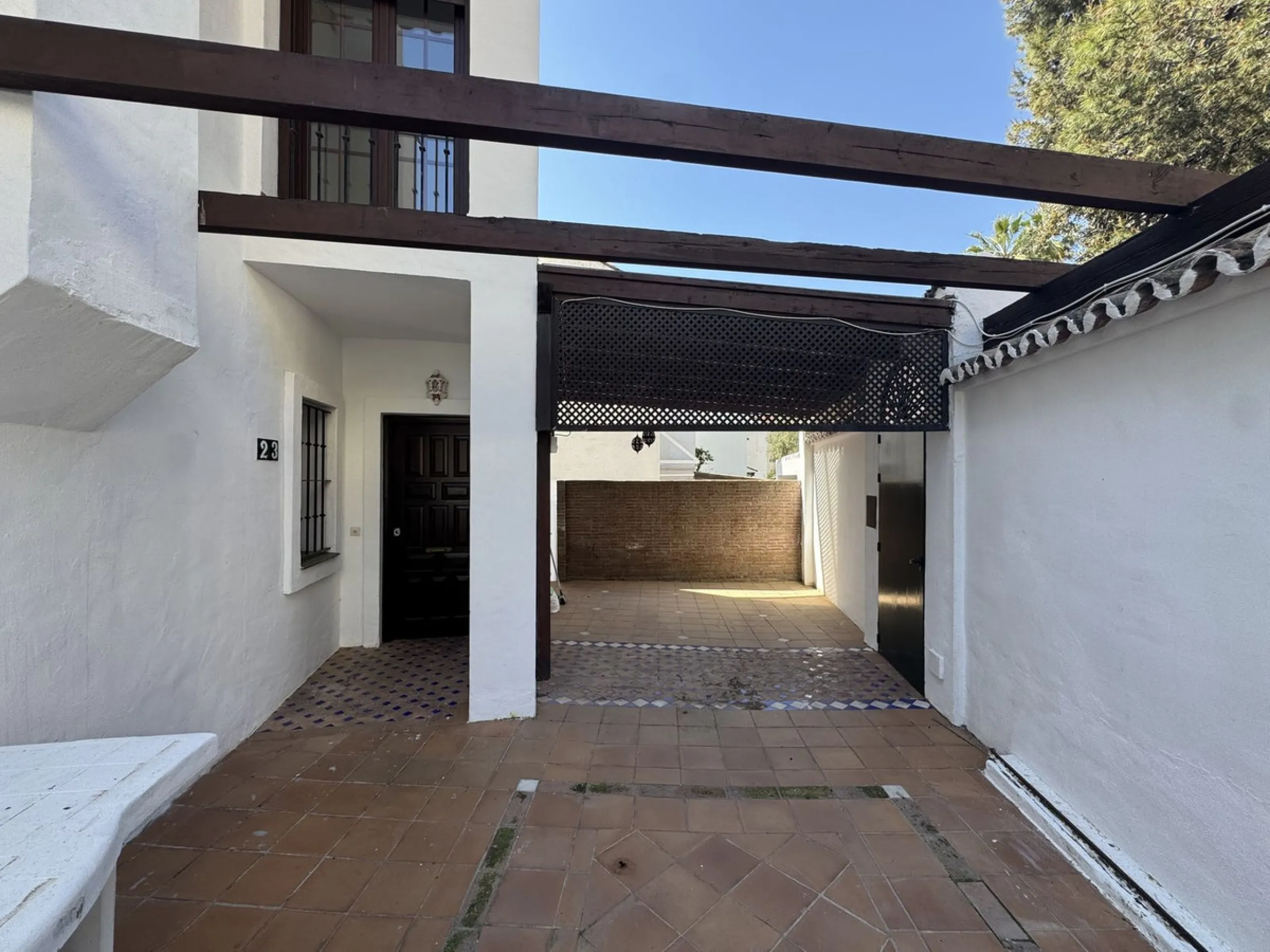 Exclusive townhouse in Marbella with sea views and prime location