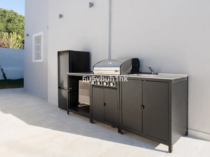 Welcome to a Home where everyday life feels like a holiday. Located on a quiet cul-de-sac in the sought-after area of Campo de Mijas, this property offers privacy, security and a true residential atmosphere – surrounded by permanent neighbours, not short-
