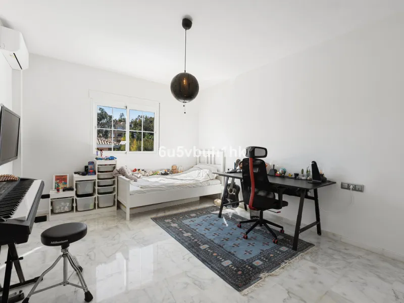 Welcome to a Home where everyday life feels like a holiday. Located on a quiet cul-de-sac in the sought-after area of Campo de Mijas, this property offers privacy, security and a true residential atmosphere – surrounded by permanent neighbours, not short-