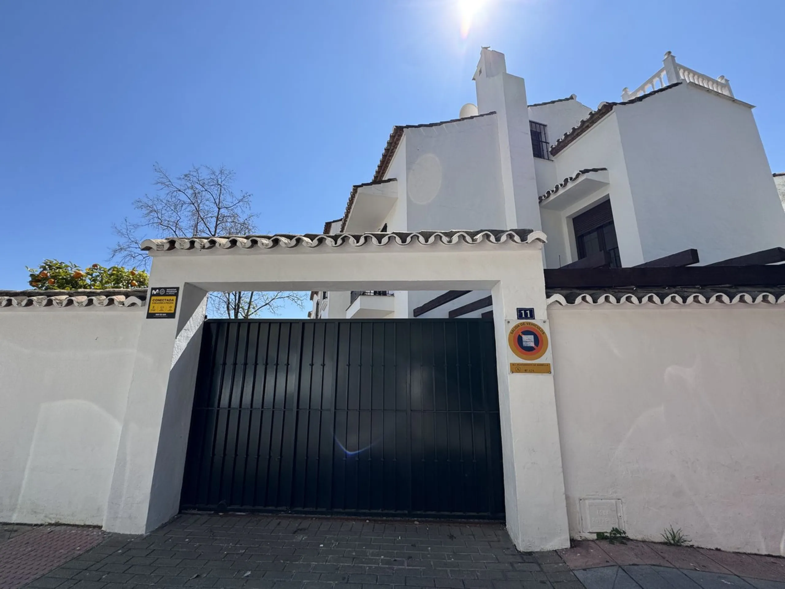 Exclusive townhouse in Marbella with sea views and prime location