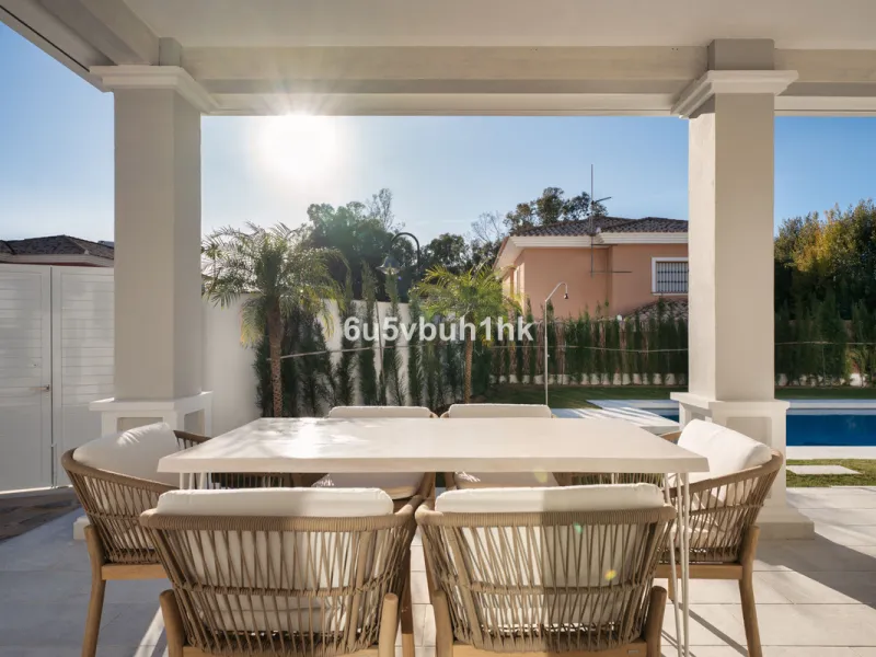Welcome to a Home where everyday life feels like a holiday. Located on a quiet cul-de-sac in the sought-after area of Campo de Mijas, this property offers privacy, security and a true residential atmosphere – surrounded by permanent neighbours, not short-