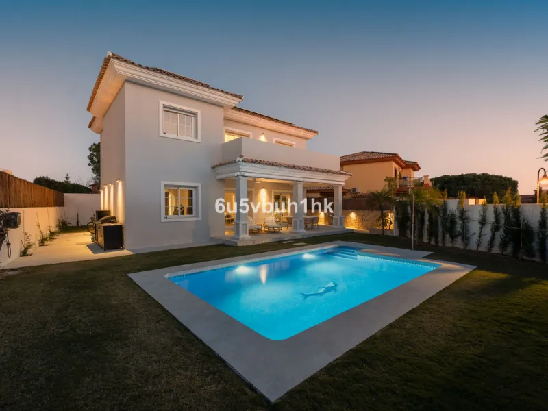 Welcome to a Home where everyday life feels like a holiday. Located on a quiet cul-de-sac in the sought-after area of Campo de Mijas, this property offers privacy, security and a true residential atmosphere – surrounded by permanent neighbours, not short-