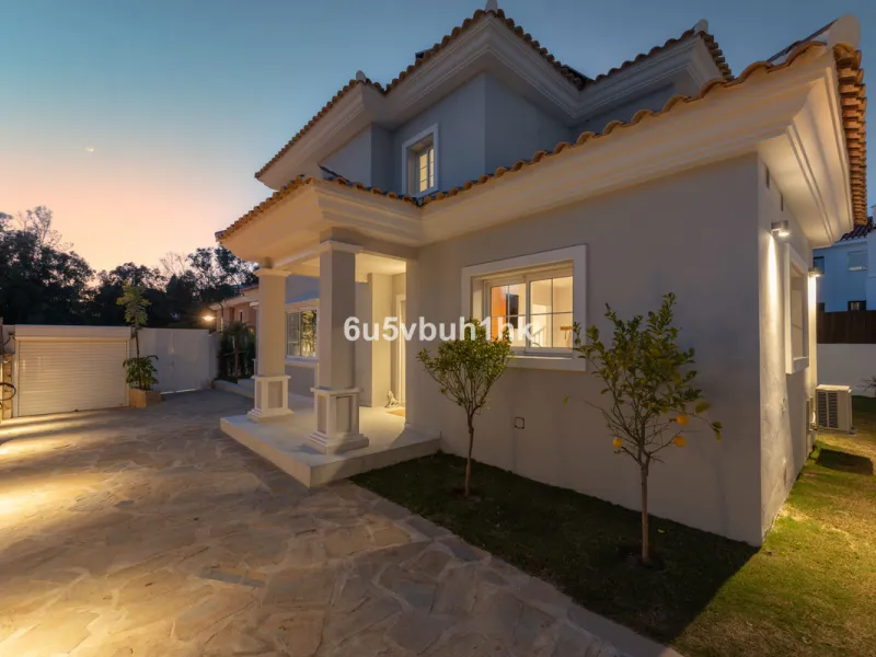Welcome to a Home where everyday life feels like a holiday. Located on a quiet cul-de-sac in the sought-after area of Campo de Mijas, this property offers privacy, security and a true residential atmosphere – surrounded by permanent neighbours, not short-