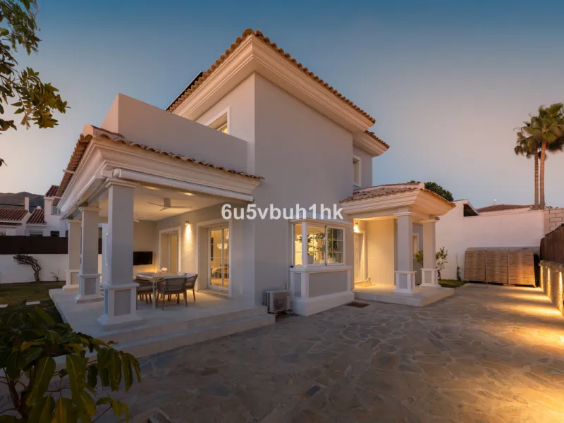 Welcome to a Home where everyday life feels like a holiday. Located on a quiet cul-de-sac in the sought-after area of Campo de Mijas, this property offers privacy, security and a true residential atmosphere – surrounded by permanent neighbours, not short-