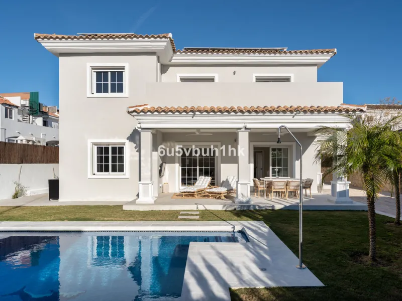 Welcome to a Home where everyday life feels like a holiday. Located on a quiet cul-de-sac in the sought-after area of Campo de Mijas, this property offers privacy, security and a true residential atmosphere – surrounded by permanent neighbours, not short-