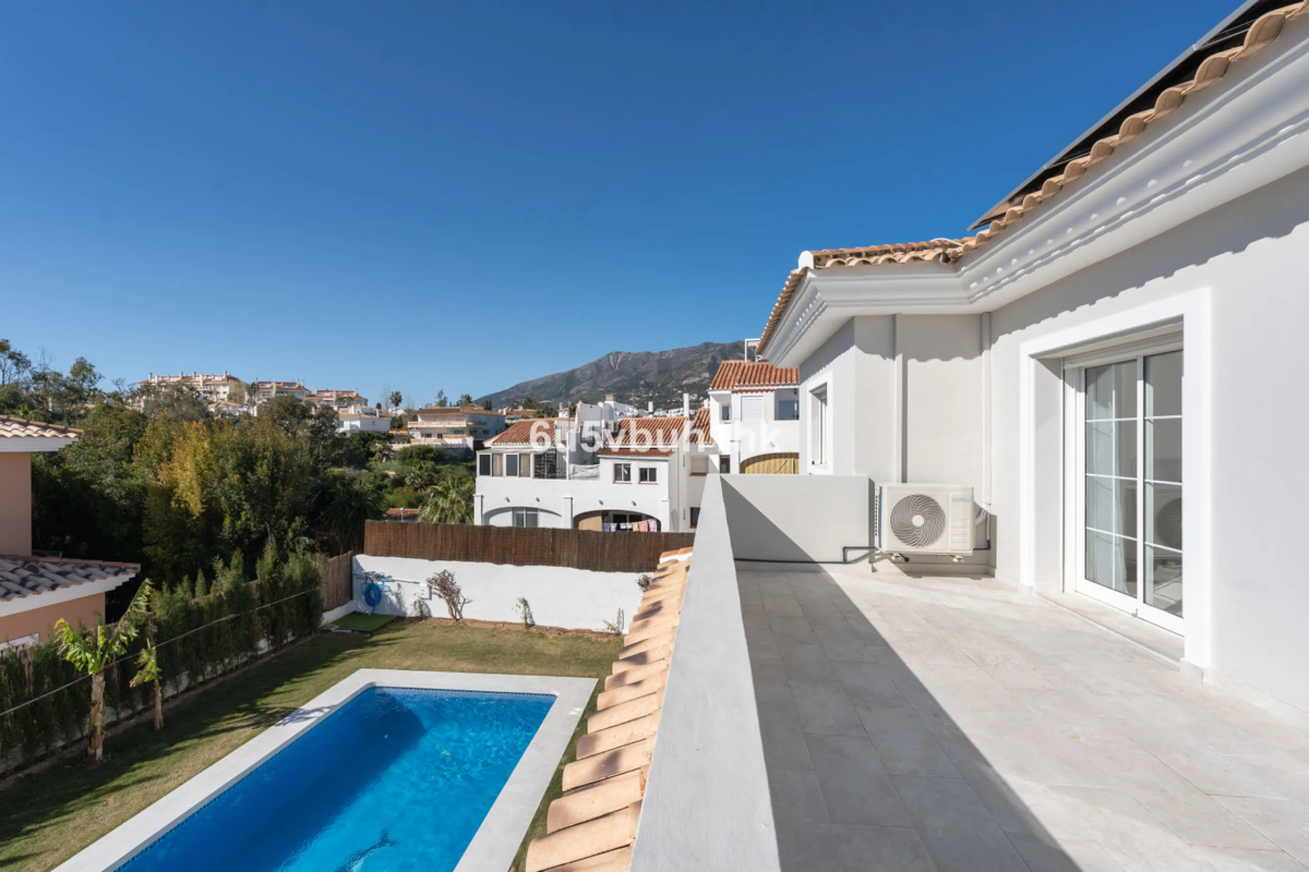Welcome to a Home where everyday life feels like a holiday. Located on a quiet cul-de-sac in the sought-after area of Campo de Mijas, this property offers privacy, security and a true residential atmosphere – surrounded by permanent neighbours, not short-