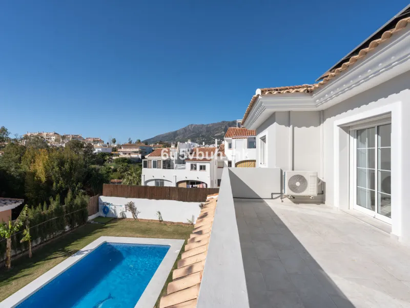 Welcome to a Home where everyday life feels like a holiday. Located on a quiet cul-de-sac in the sought-after area of Campo de Mijas, this property offers privacy, security and a true residential atmosphere – surrounded by permanent neighbours, not short-