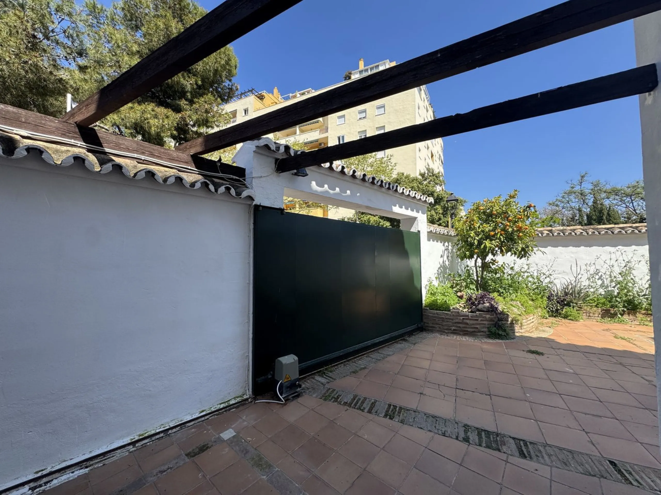 Exclusive townhouse in Marbella with sea views and prime location