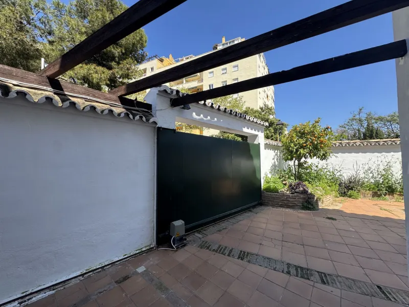 Exclusive townhouse in Marbella with sea views and prime location