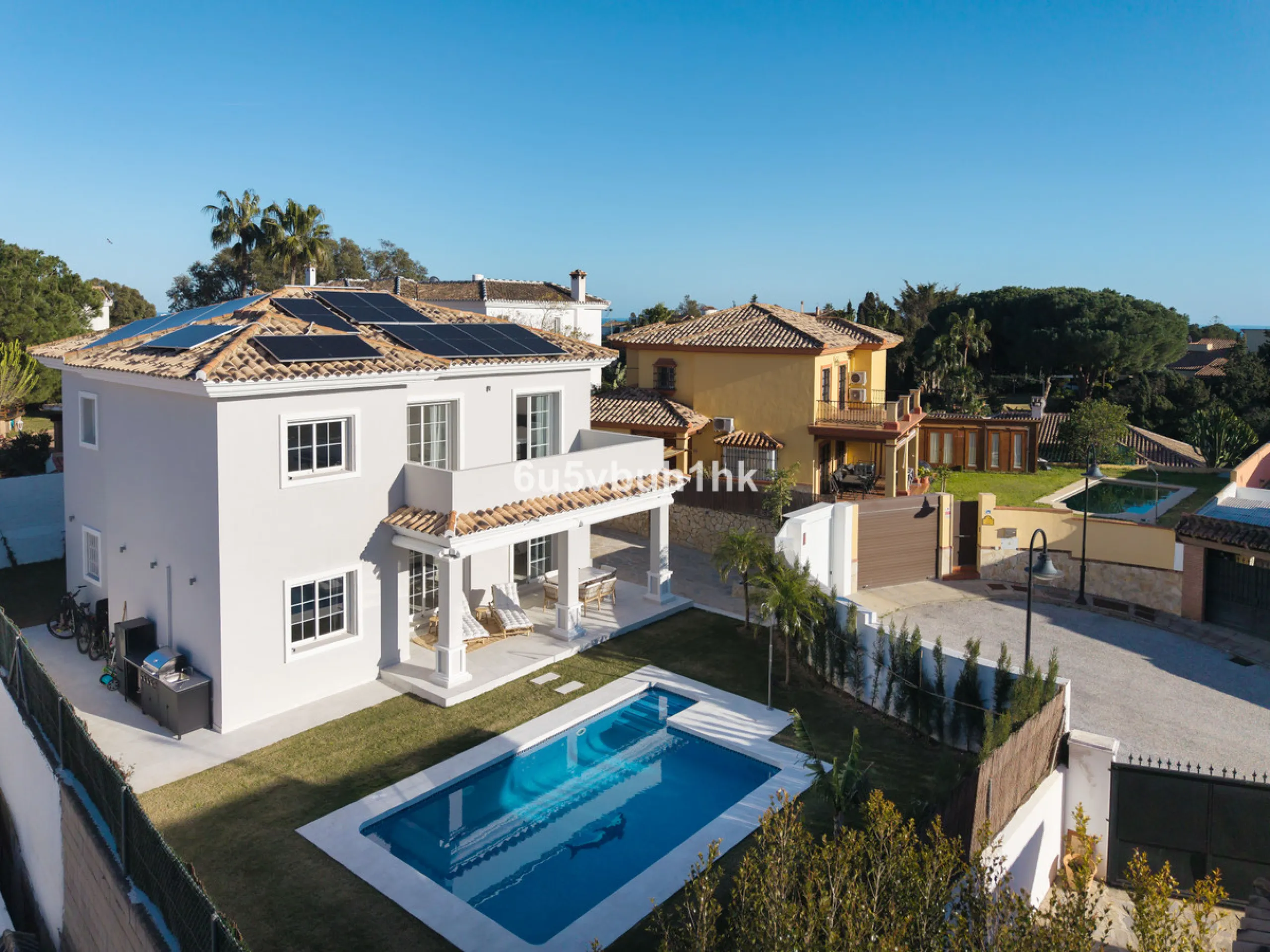Welcome to a Home where everyday life feels like a holiday. Located on a quiet cul-de-sac in the sought-after area of Campo de Mijas, this property offers privacy, security and a true residential atmosphere – surrounded by permanent neighbours, not short-