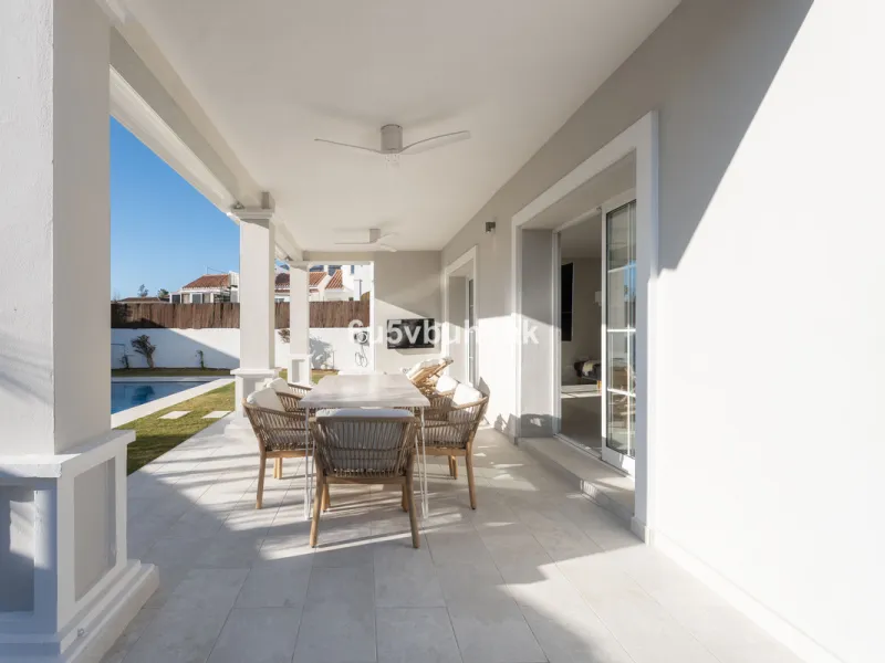 Welcome to a Home where everyday life feels like a holiday. Located on a quiet cul-de-sac in the sought-after area of Campo de Mijas, this property offers privacy, security and a true residential atmosphere – surrounded by permanent neighbours, not short-