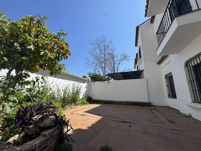 Exclusive townhouse in Marbella with sea views and prime location