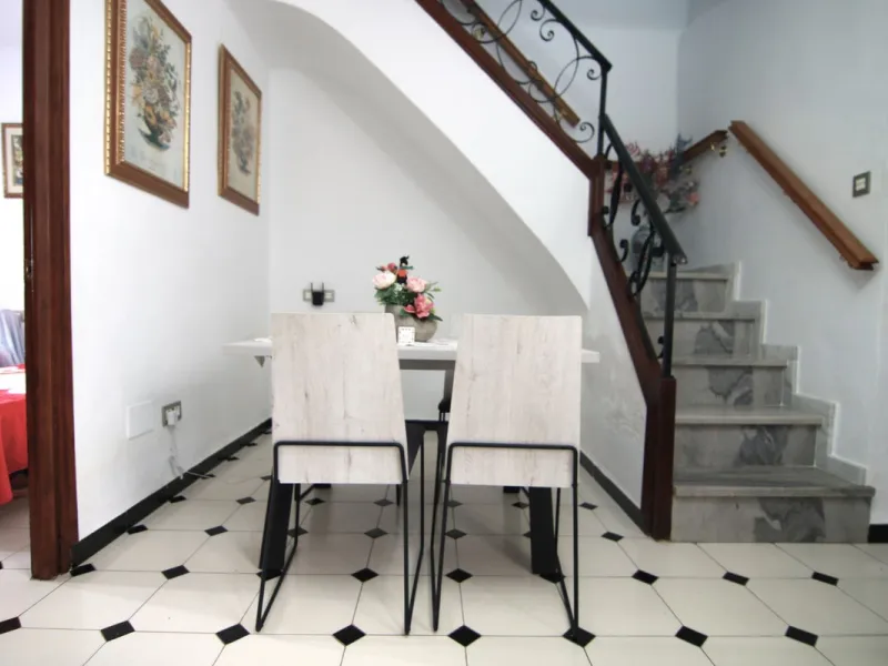 Village house for sale in Coín town center with terrace, patio, and 6 bedrooms