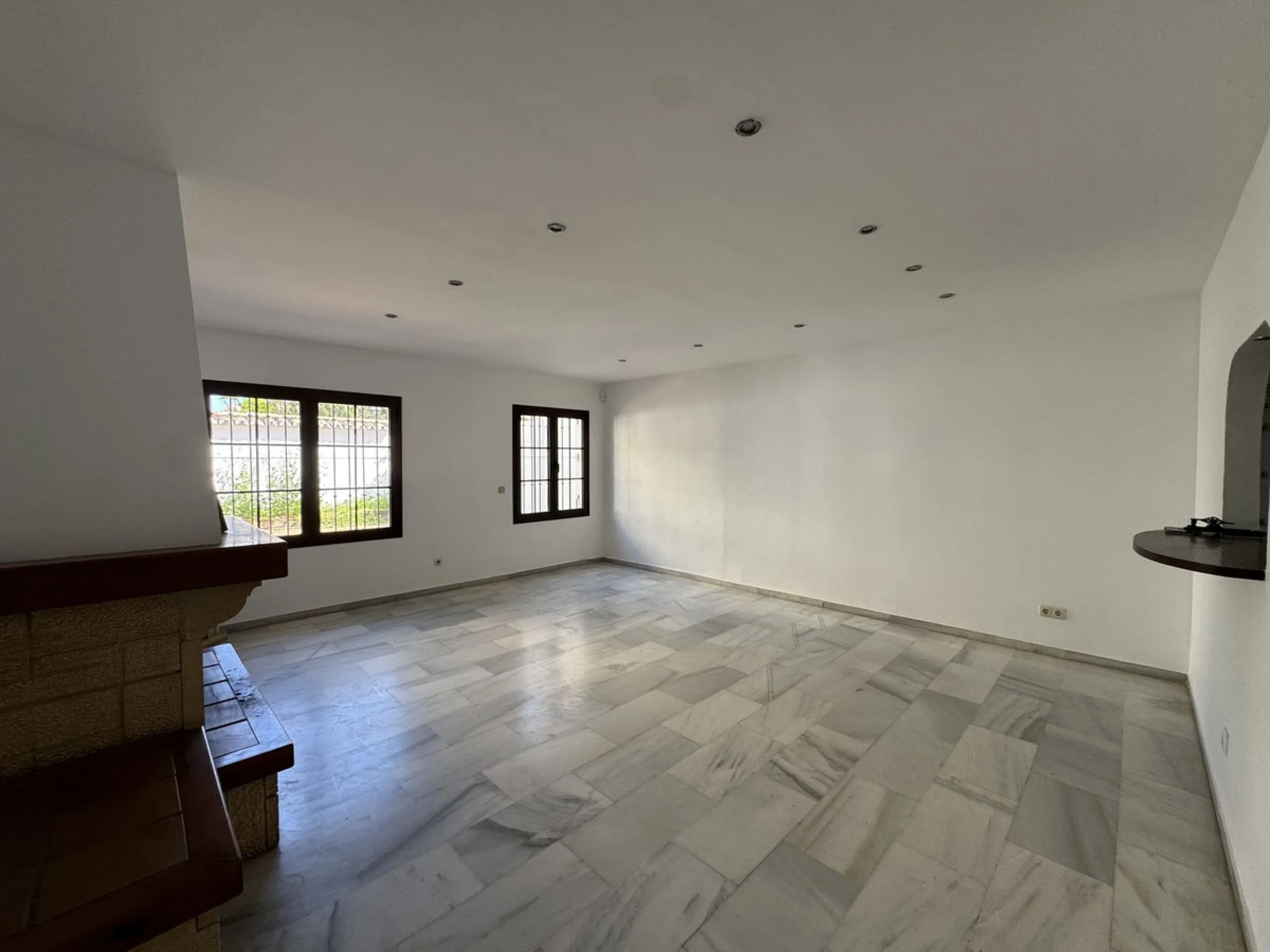 Exclusive townhouse in Marbella with sea views and prime location