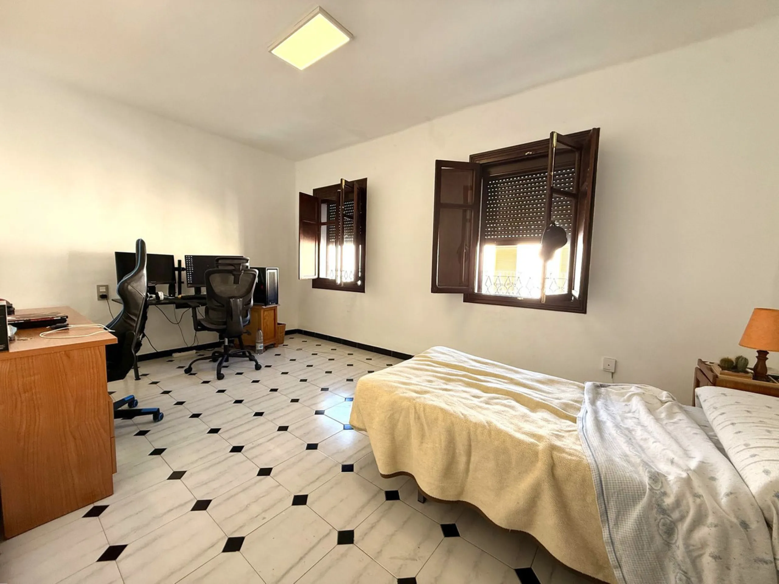 House - Townhouse в продаже в Coín, Málaga. В доме 6 спален и 2 ванных комнат. Площадь дома 128 м²