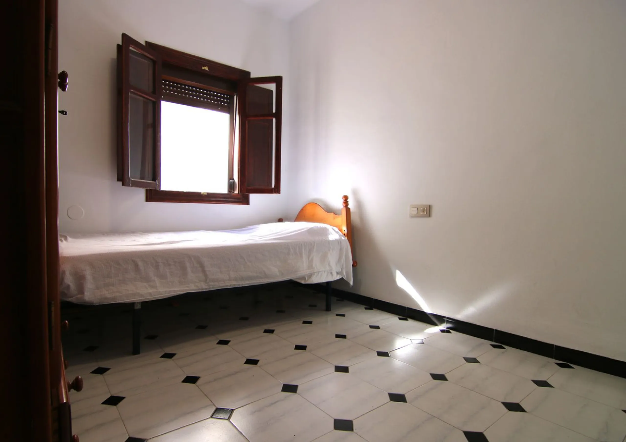 House - Townhouse в продаже в Coín, Málaga. В доме 6 спален и 2 ванных комнат. Площадь дома 128 м²