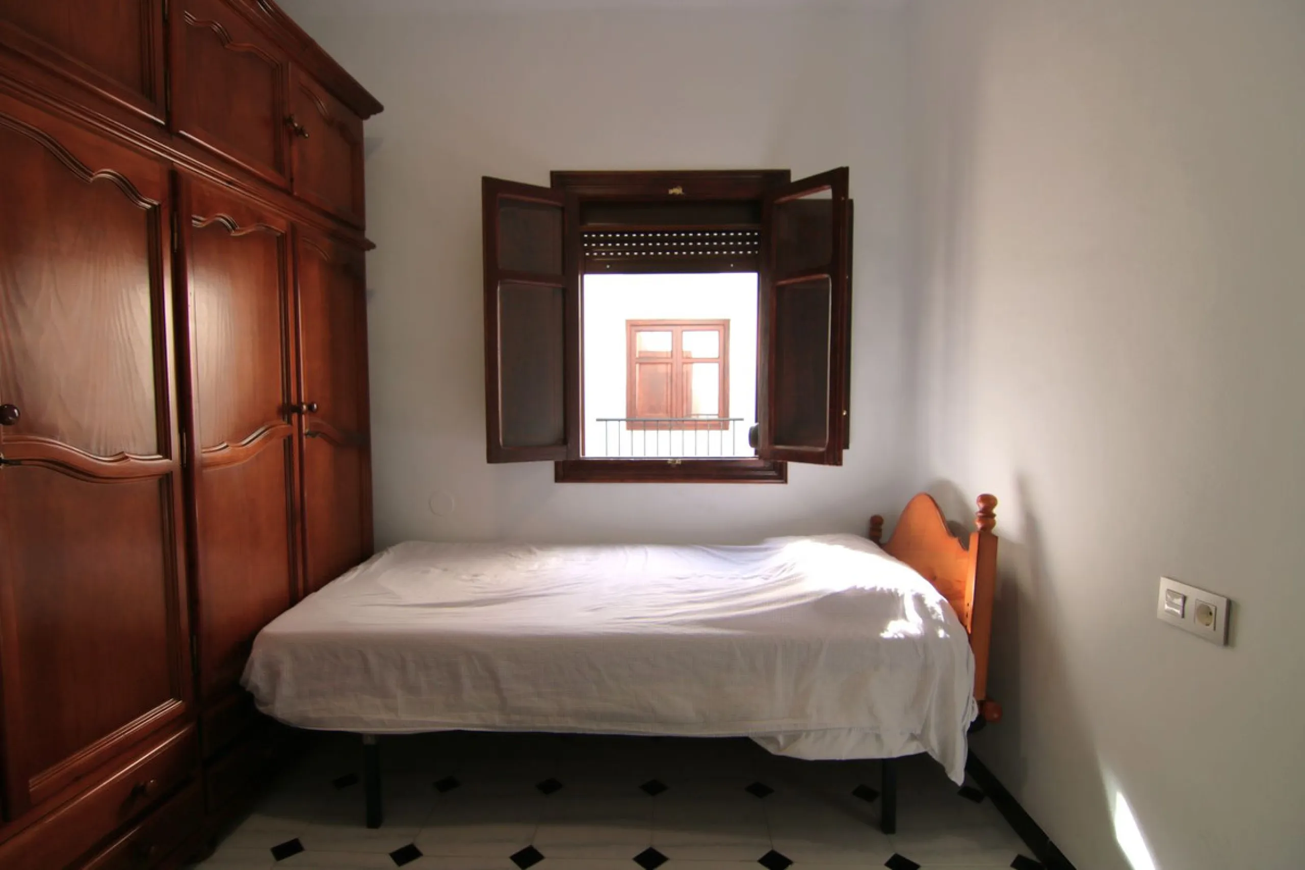 House - Townhouse в продаже в Coín, Málaga. В доме 6 спален и 2 ванных комнат. Площадь дома 128 м²