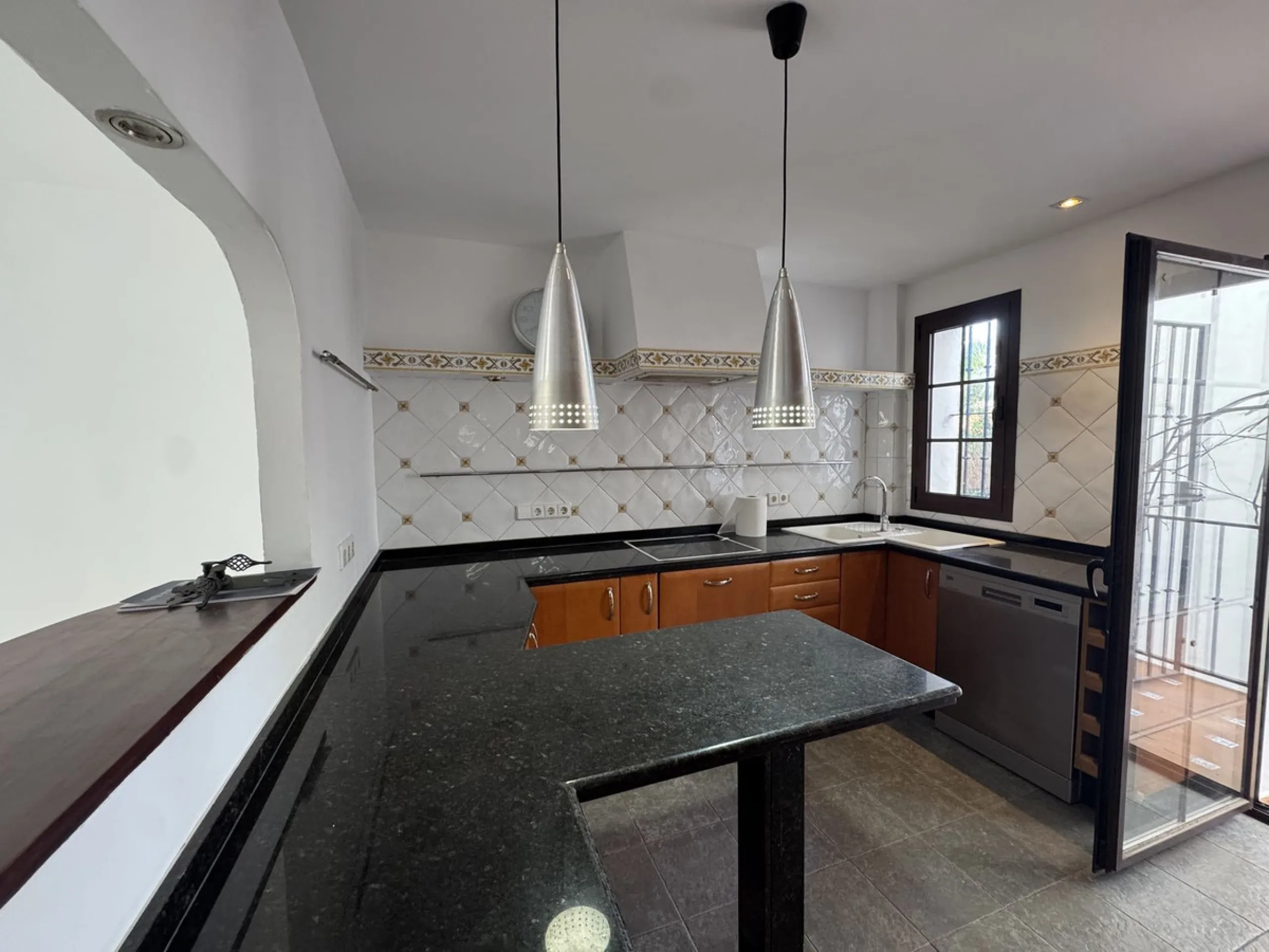 Exclusive townhouse in Marbella with sea views and prime location