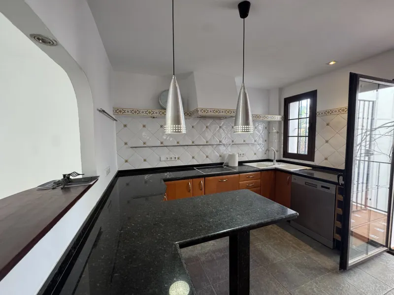 Exclusive townhouse in Marbella with sea views and prime location