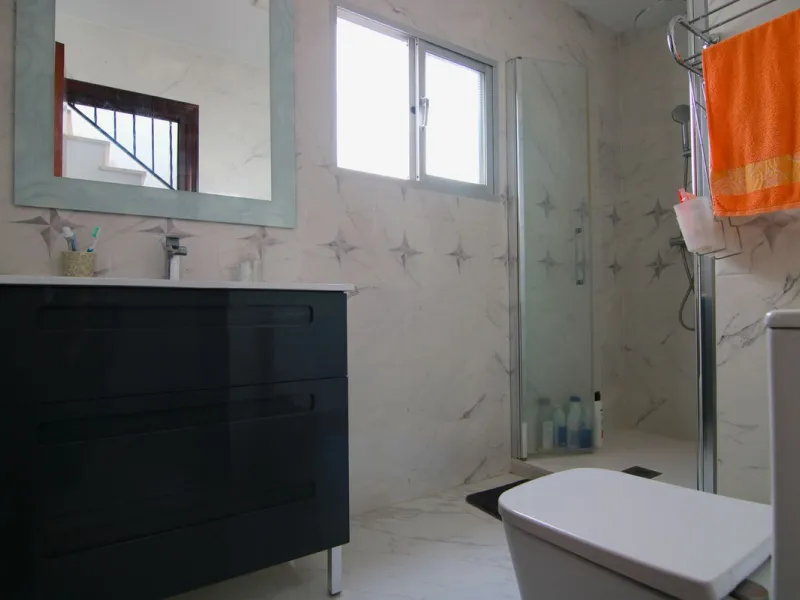 House - Townhouse в продаже в Coín, Málaga. В доме 6 спален и 2 ванных комнат. Площадь дома 128 м²