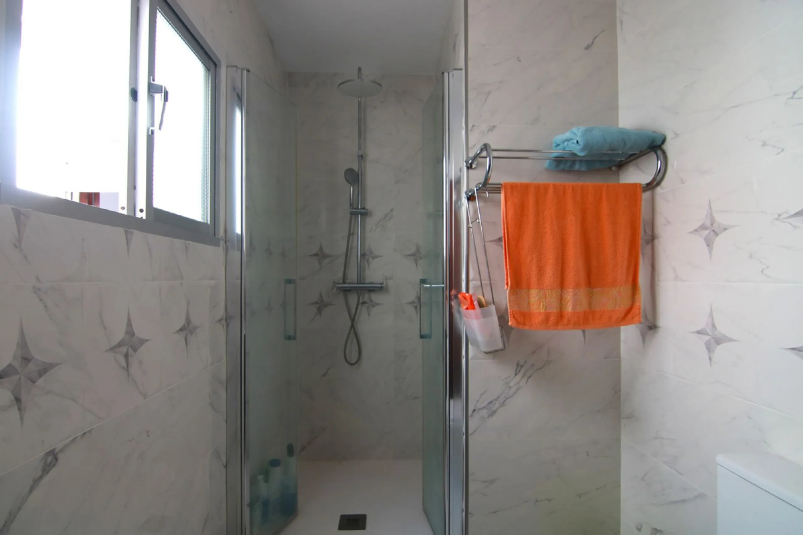 House - Townhouse в продаже в Coín, Málaga. В доме 6 спален и 2 ванных комнат. Площадь дома 128 м²