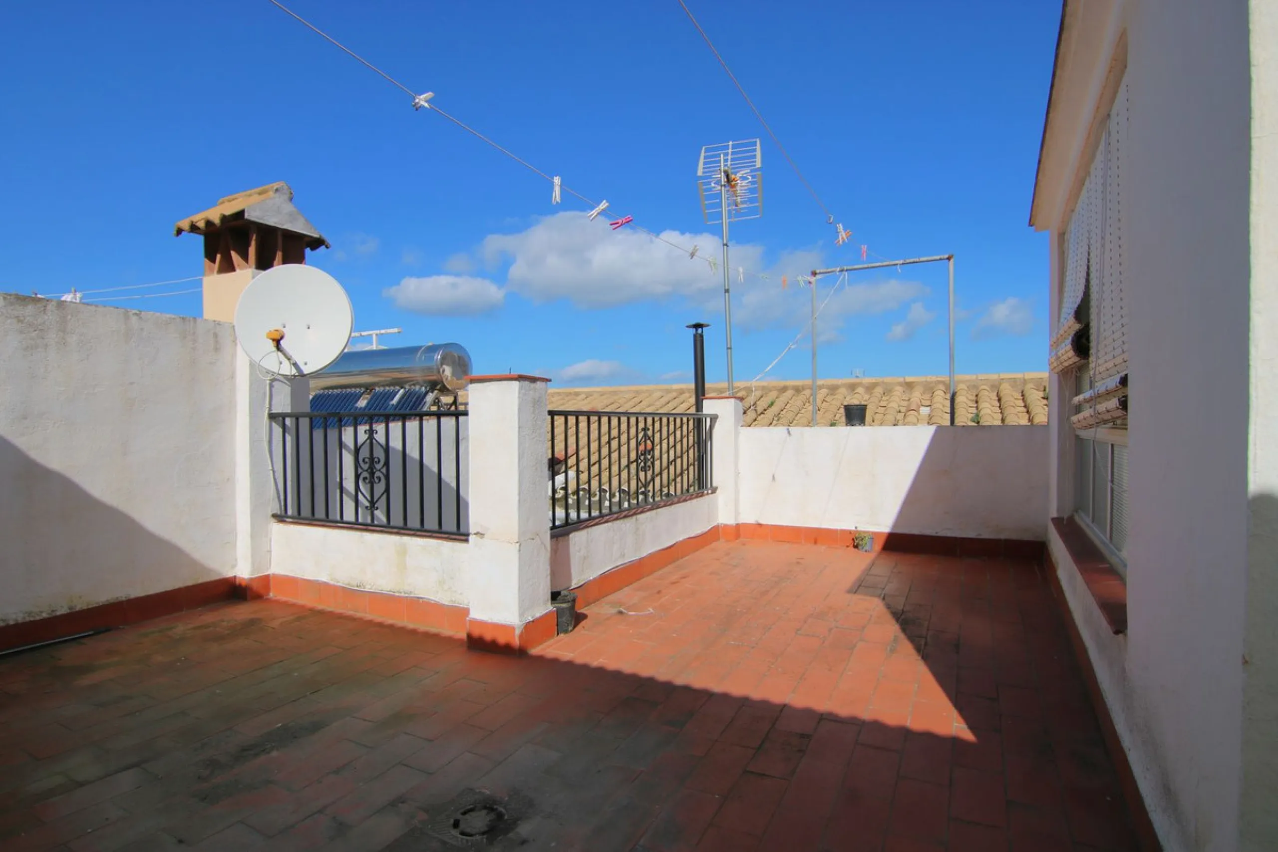 House - Townhouse в продаже в Coín, Málaga. В доме 6 спален и 2 ванных комнат. Площадь дома 128 м²