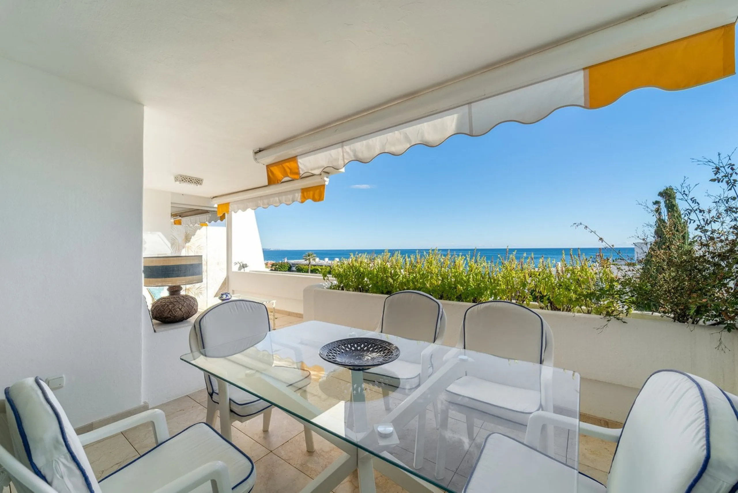 A unique opportunity to acquire a completely renovated apartment on the beachfront in the exclusive development known as El Beach of Guadalmina, one of the most emblematic in Marbella. A preferred destination for the high bourgeoisie from Madrid and the B