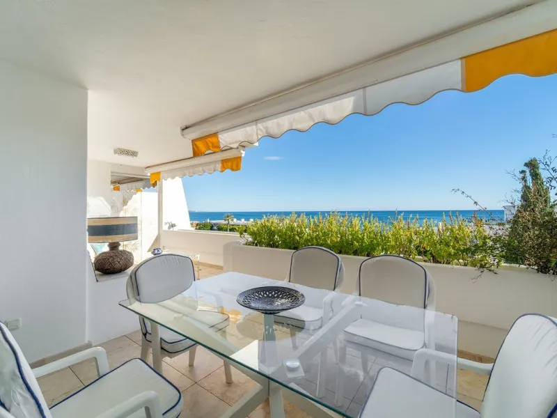 A unique opportunity to acquire a completely renovated apartment on the beachfront in the exclusive development known as El Beach of Guadalmina, one of the most emblematic in Marbella. A preferred destination for the high bourgeoisie from Madrid and the B