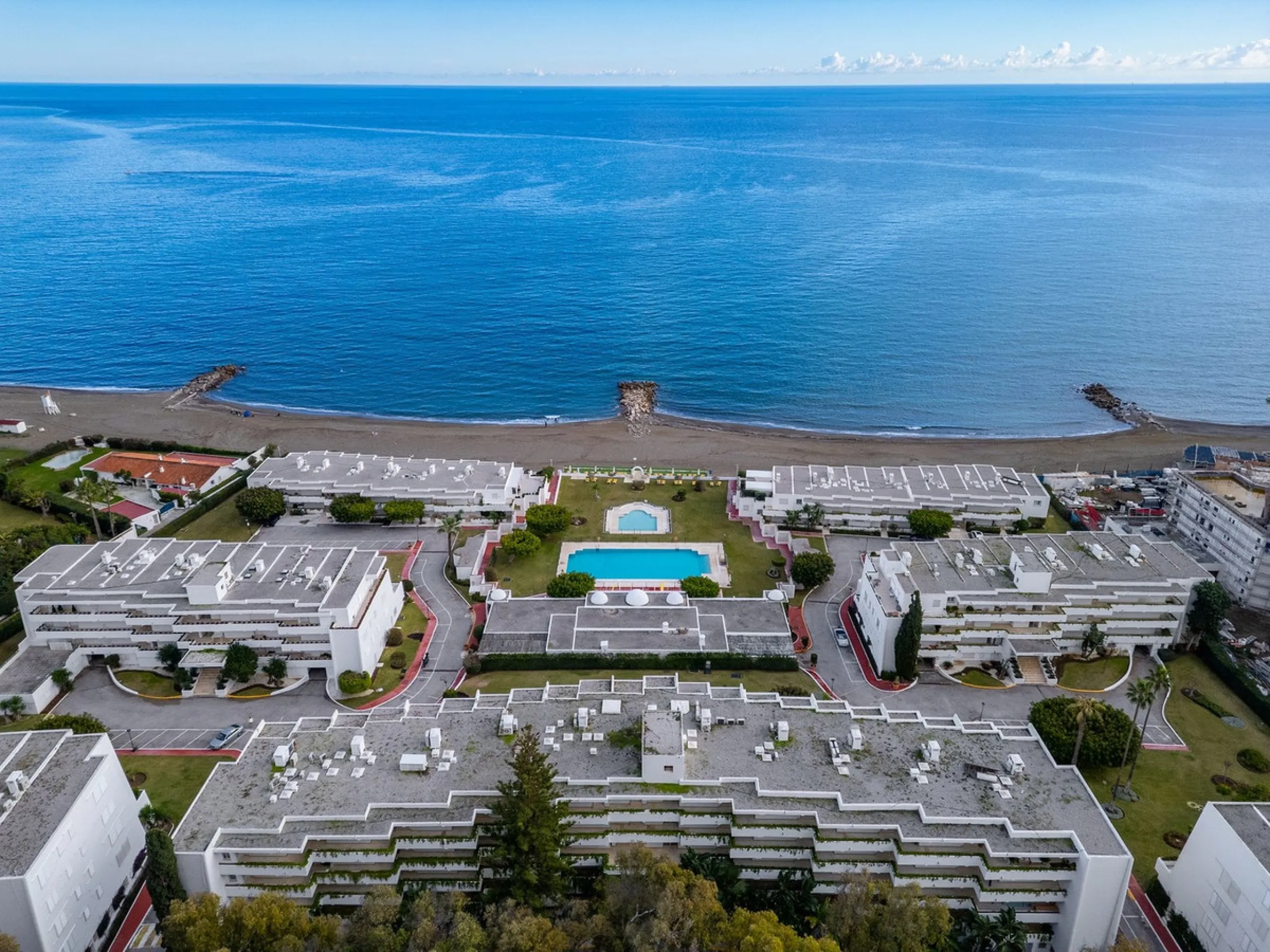 A unique opportunity to acquire a completely renovated apartment on the beachfront in the exclusive development known as El Beach of Guadalmina, one of the most emblematic in Marbella. A preferred destination for the high bourgeoisie from Madrid and the B