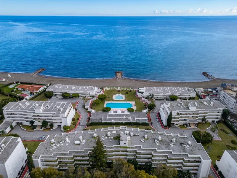 A unique opportunity to acquire a completely renovated apartment on the beachfront in the exclusive development known as El Beach of Guadalmina, one of the most emblematic in Marbella. A preferred destination for the high bourgeoisie from Madrid and the B