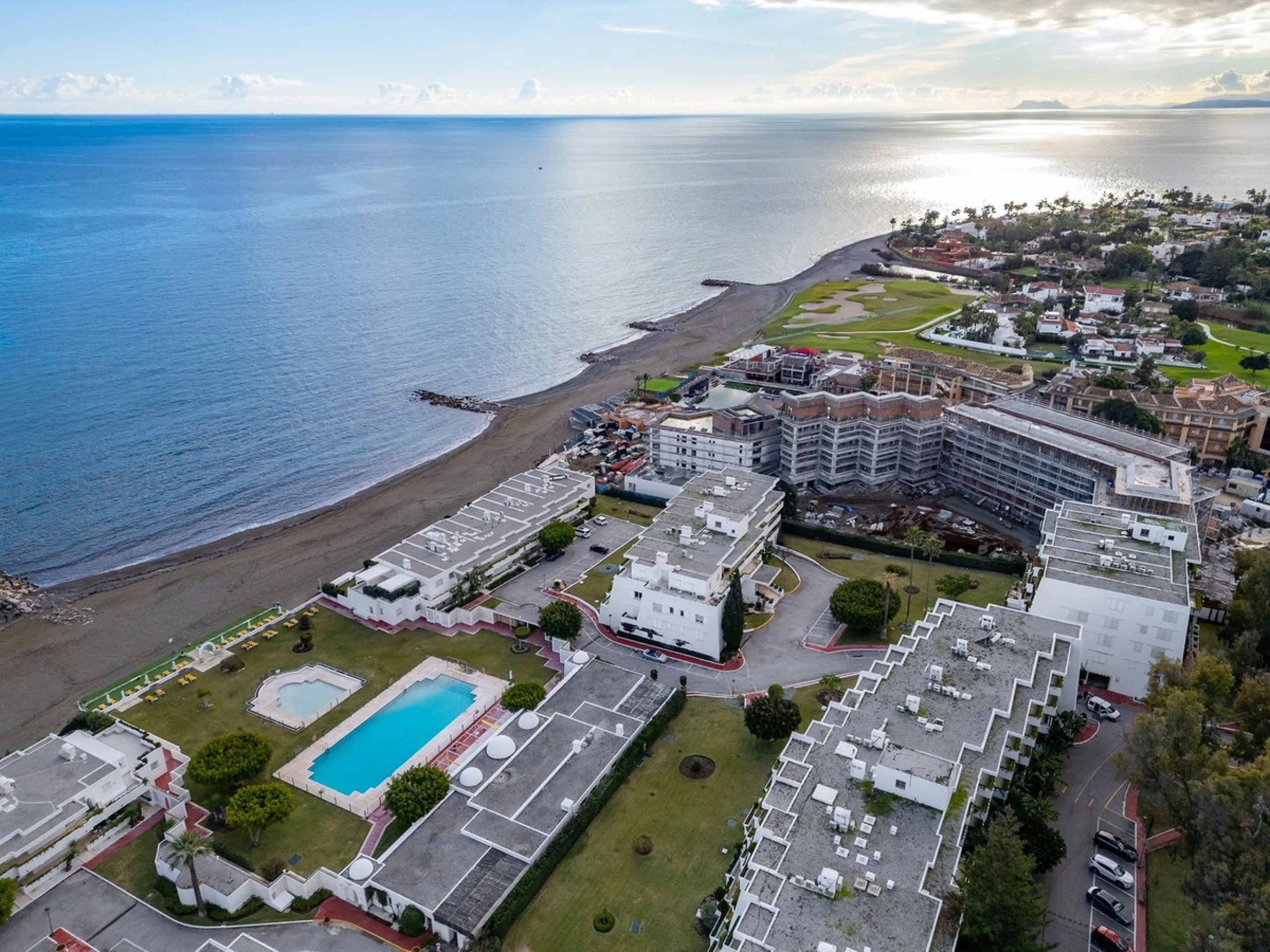 A unique opportunity to acquire a completely renovated apartment on the beachfront in the exclusive development known as El Beach of Guadalmina, one of the most emblematic in Marbella. A preferred destination for the high bourgeoisie from Madrid and the B