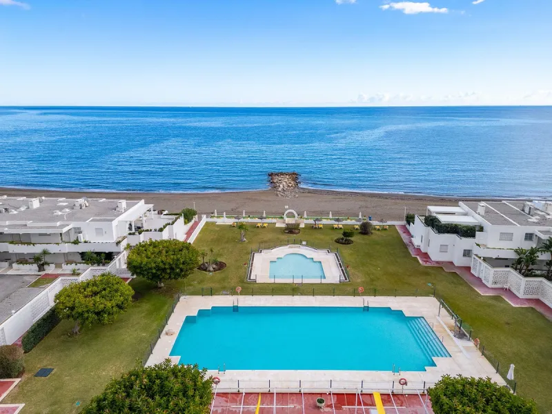 A unique opportunity to acquire a completely renovated apartment on the beachfront in the exclusive development known as El Beach of Guadalmina, one of the most emblematic in Marbella. A preferred destination for the high bourgeoisie from Madrid and the B