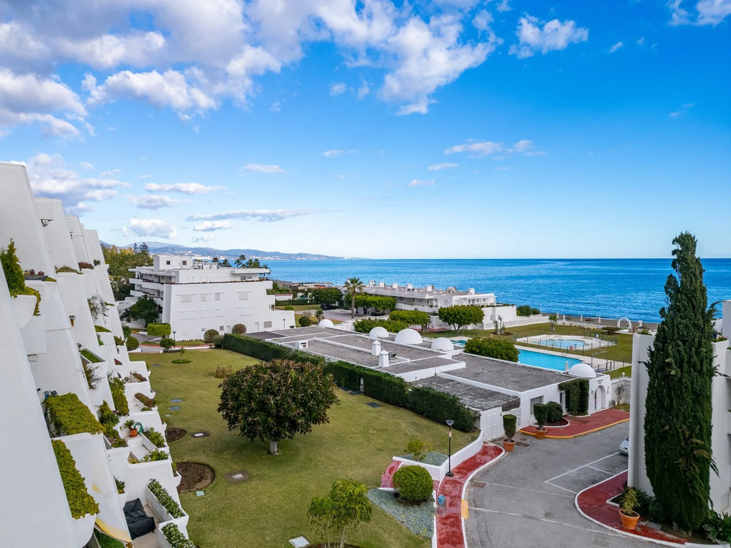 A unique opportunity to acquire a completely renovated apartment on the beachfront in the exclusive development known as El Beach of Guadalmina, one of the most emblematic in Marbella. A preferred destination for the high bourgeoisie from Madrid and the B