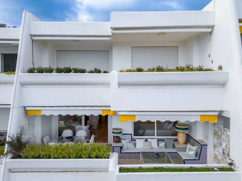 A unique opportunity to acquire a completely renovated apartment on the beachfront in the exclusive development known as El Beach of Guadalmina, one of the most emblematic in Marbella. A preferred destination for the high bourgeoisie from Madrid and the B