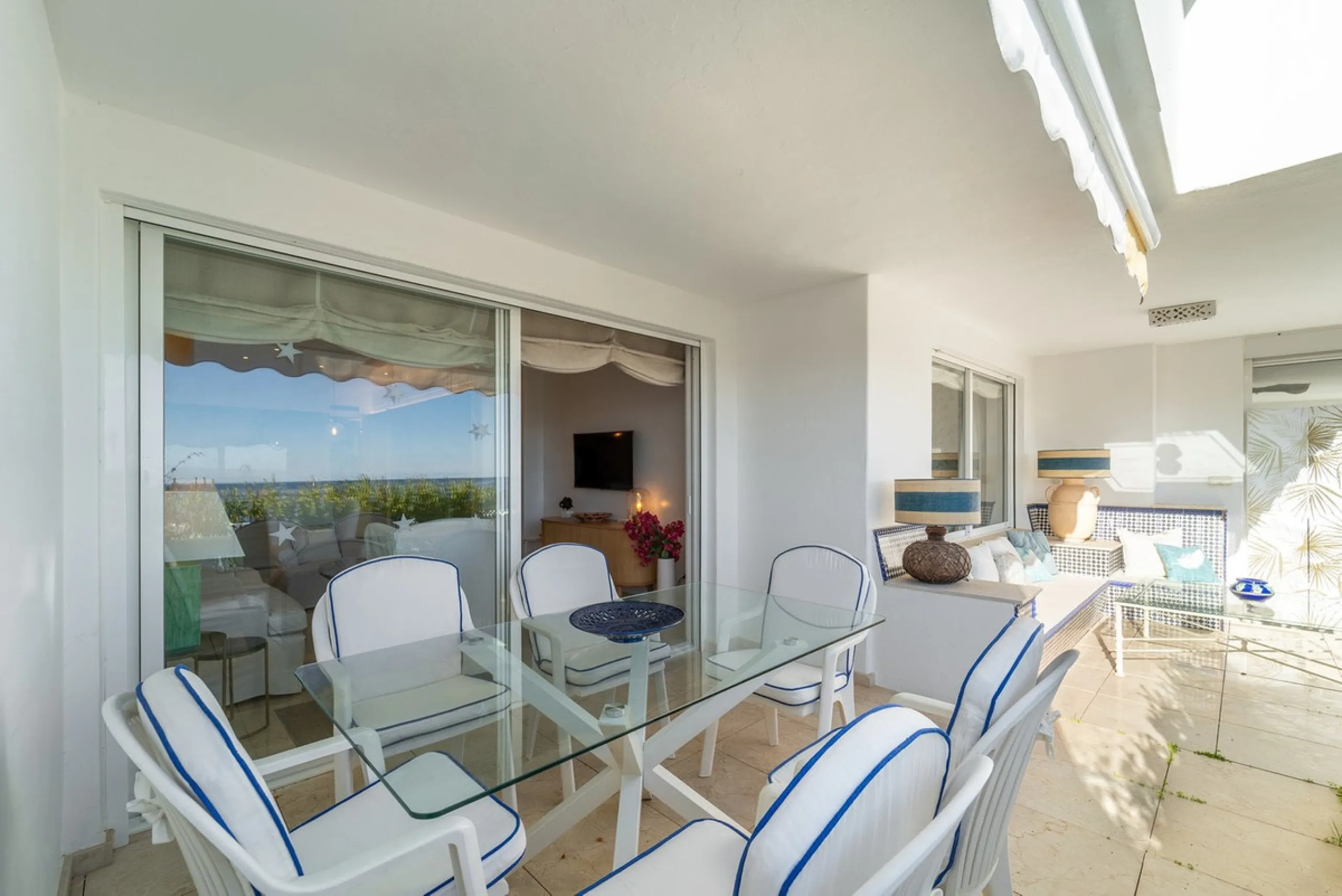 A unique opportunity to acquire a completely renovated apartment on the beachfront in the exclusive development known as El Beach of Guadalmina, one of the most emblematic in Marbella. A preferred destination for the high bourgeoisie from Madrid and the B