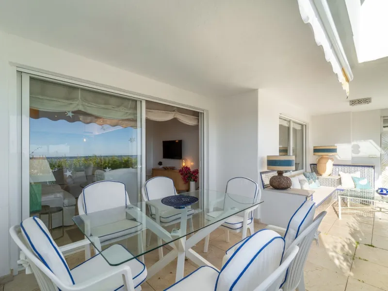 A unique opportunity to acquire a completely renovated apartment on the beachfront in the exclusive development known as El Beach of Guadalmina, one of the most emblematic in Marbella. A preferred destination for the high bourgeoisie from Madrid and the B