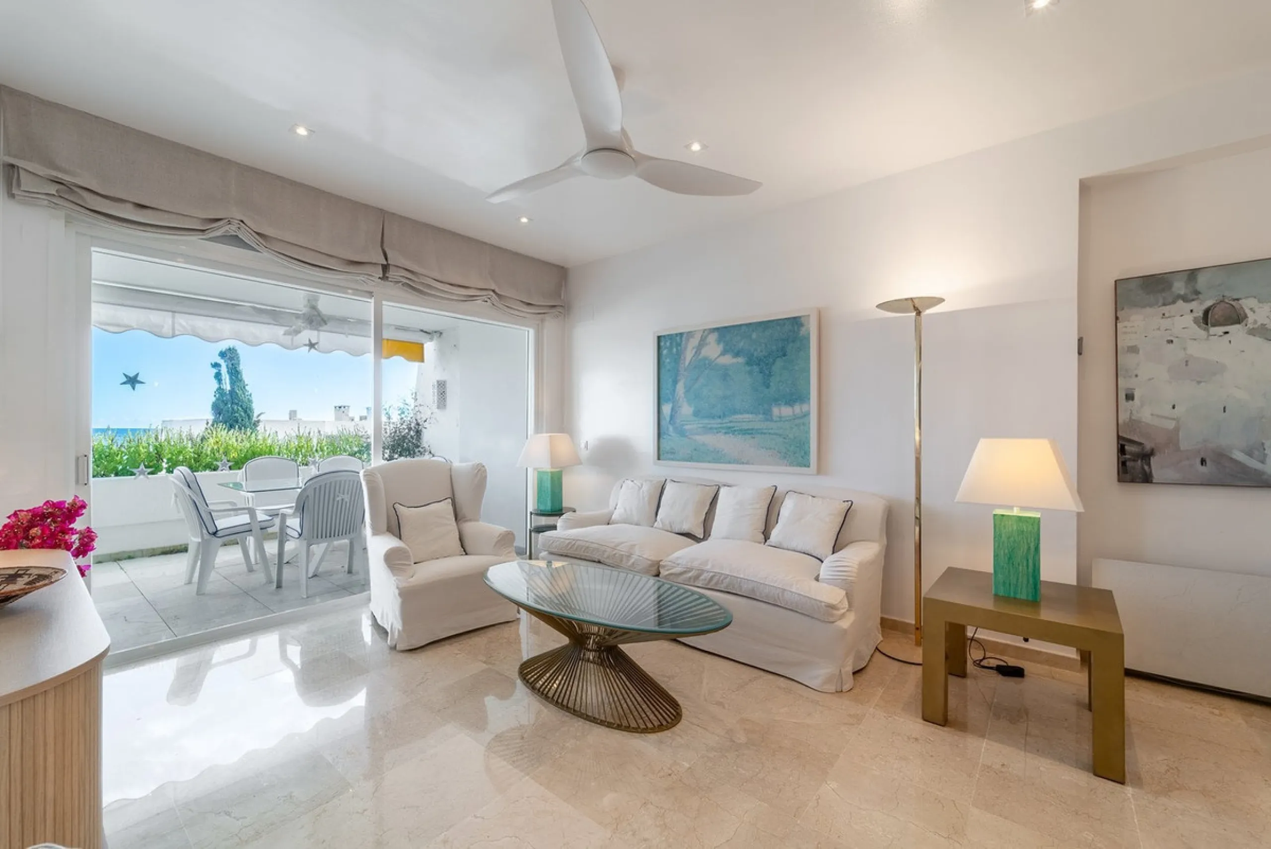 A unique opportunity to acquire a completely renovated apartment on the beachfront in the exclusive development known as El Beach of Guadalmina, one of the most emblematic in Marbella. A preferred destination for the high bourgeoisie from Madrid and the B