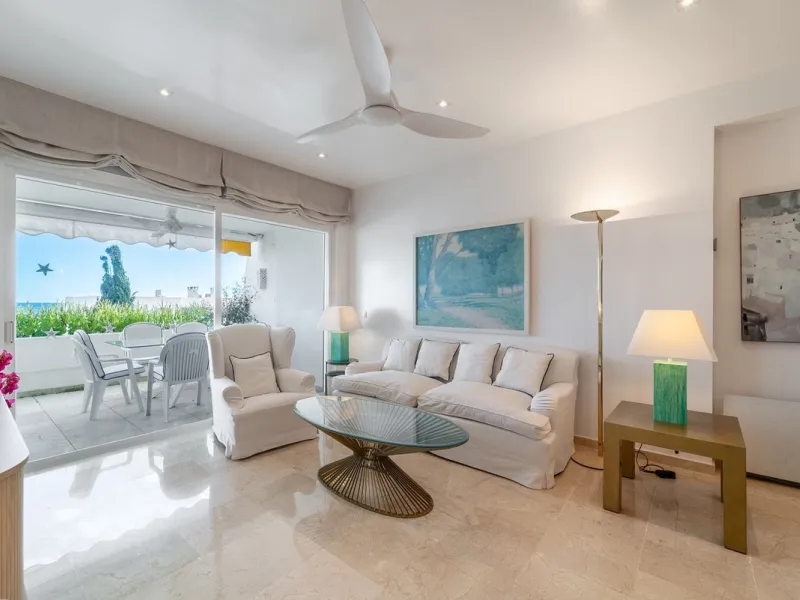 A unique opportunity to acquire a completely renovated apartment on the beachfront in the exclusive development known as El Beach of Guadalmina, one of the most emblematic in Marbella. A preferred destination for the high bourgeoisie from Madrid and the B