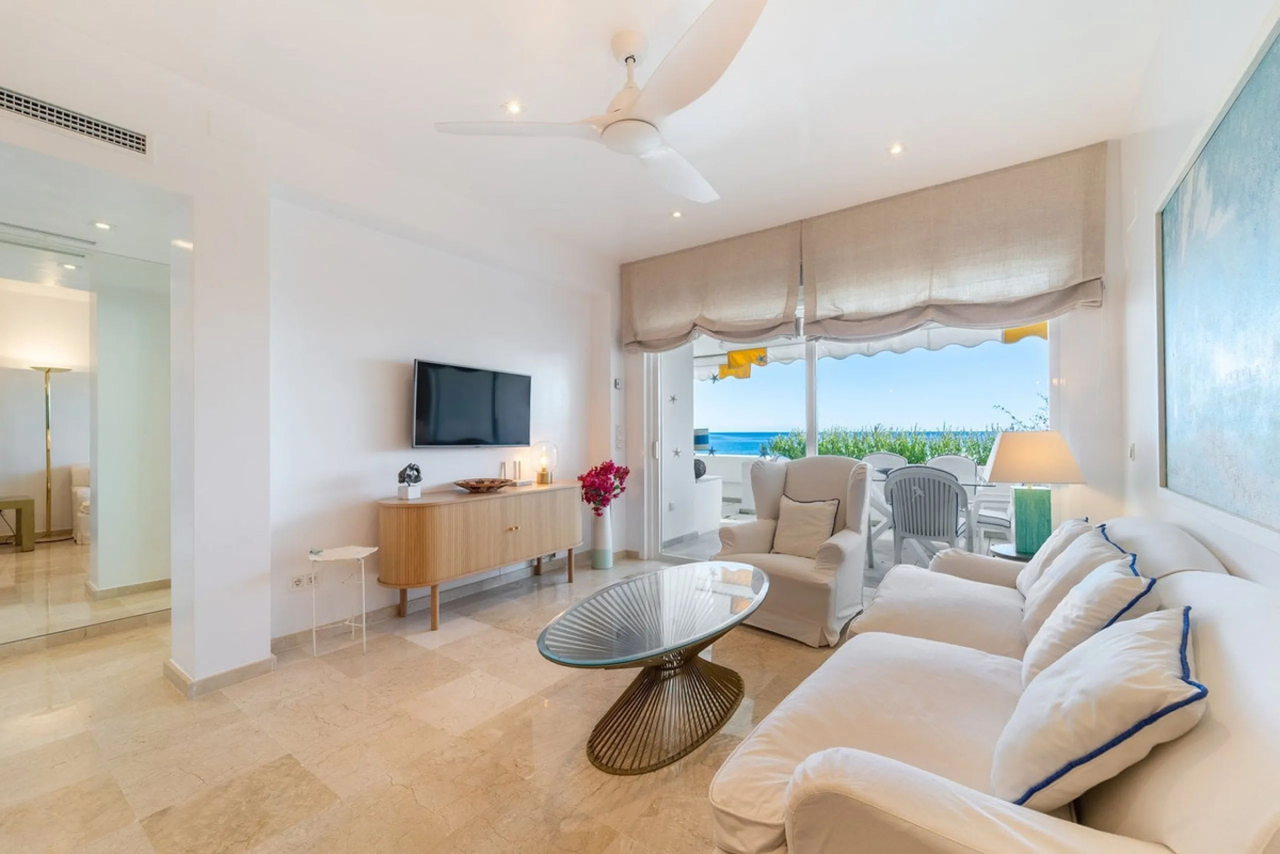 A unique opportunity to acquire a completely renovated apartment on the beachfront in the exclusive development known as El Beach of Guadalmina, one of the most emblematic in Marbella. A preferred destination for the high bourgeoisie from Madrid and the B