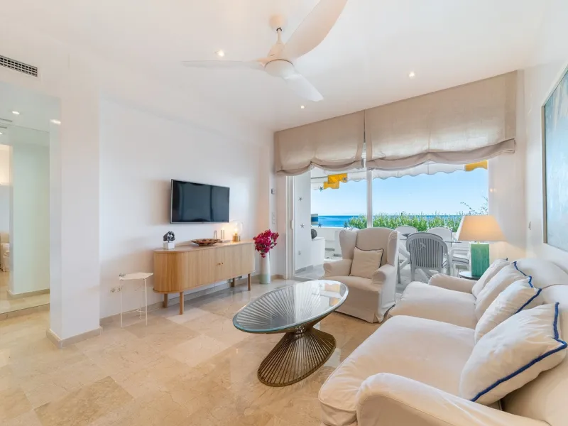 A unique opportunity to acquire a completely renovated apartment on the beachfront in the exclusive development known as El Beach of Guadalmina, one of the most emblematic in Marbella. A preferred destination for the high bourgeoisie from Madrid and the B