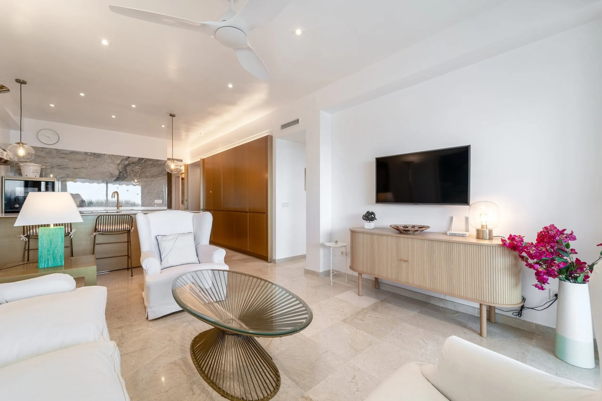A unique opportunity to acquire a completely renovated apartment on the beachfront in the exclusive development known as El Beach of Guadalmina, one of the most emblematic in Marbella. A preferred destination for the high bourgeoisie from Madrid and the B